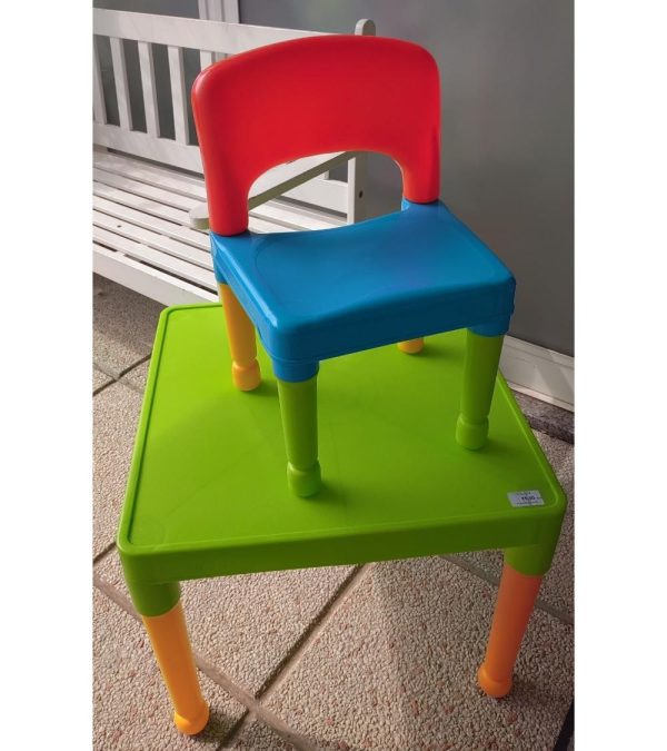 Plastična mizica + 3kom stolčki